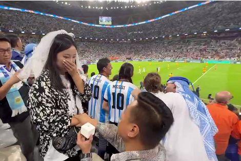阿根廷教练赛后向徒弟求婚的相关图片
